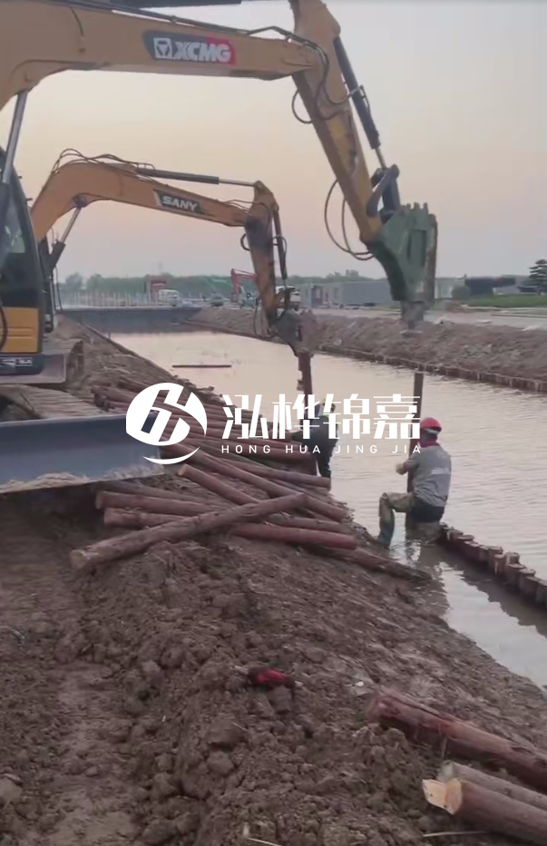 沈陽地基穩(wěn)定打松木樁施工-地基是打樁好還是灌樁好？