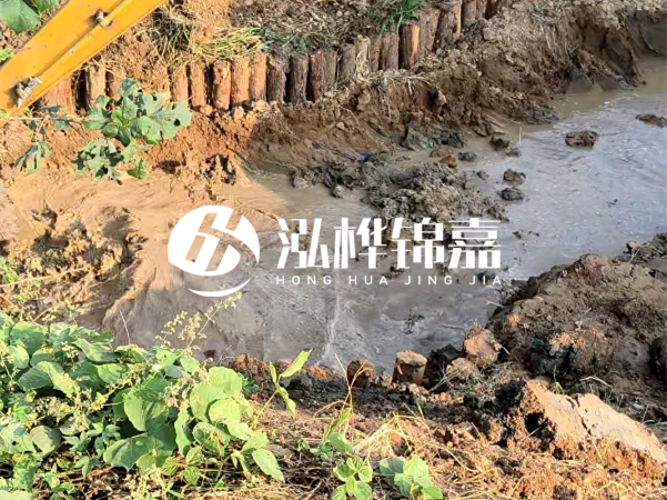 湖南防汛木樁批發(fā)廠家泓樺錦嘉 - 防洪木樁的作用是什么？?
